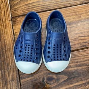 Size 6 toddler native shoes